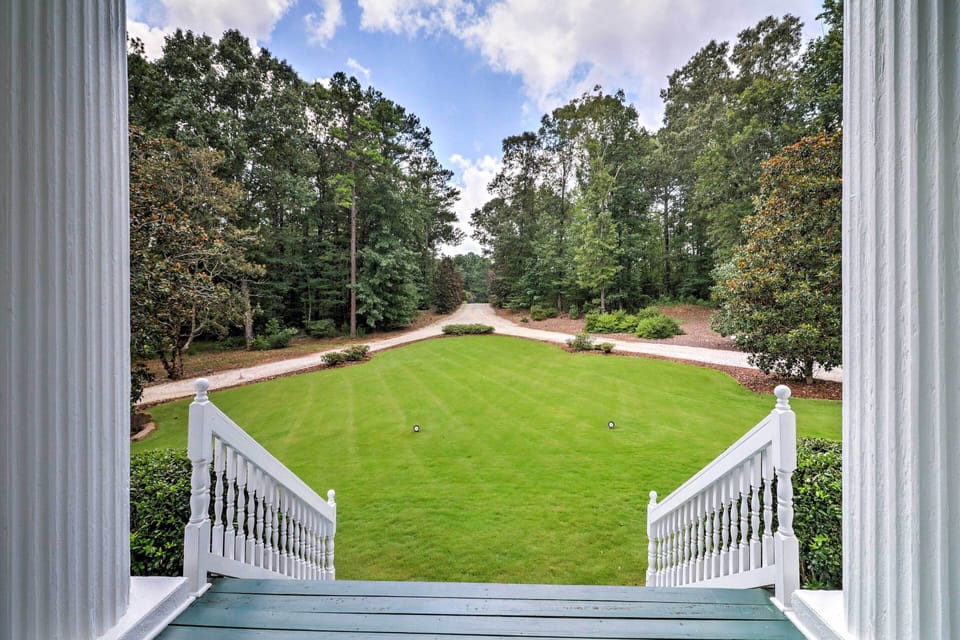 Entryway | Pet Friendly w/ Fee | Furnished Porch
