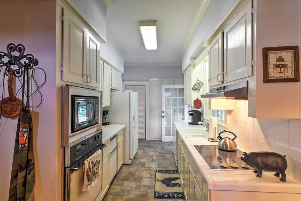 Kitchen | Fully Equipped w/ Cooking Basics