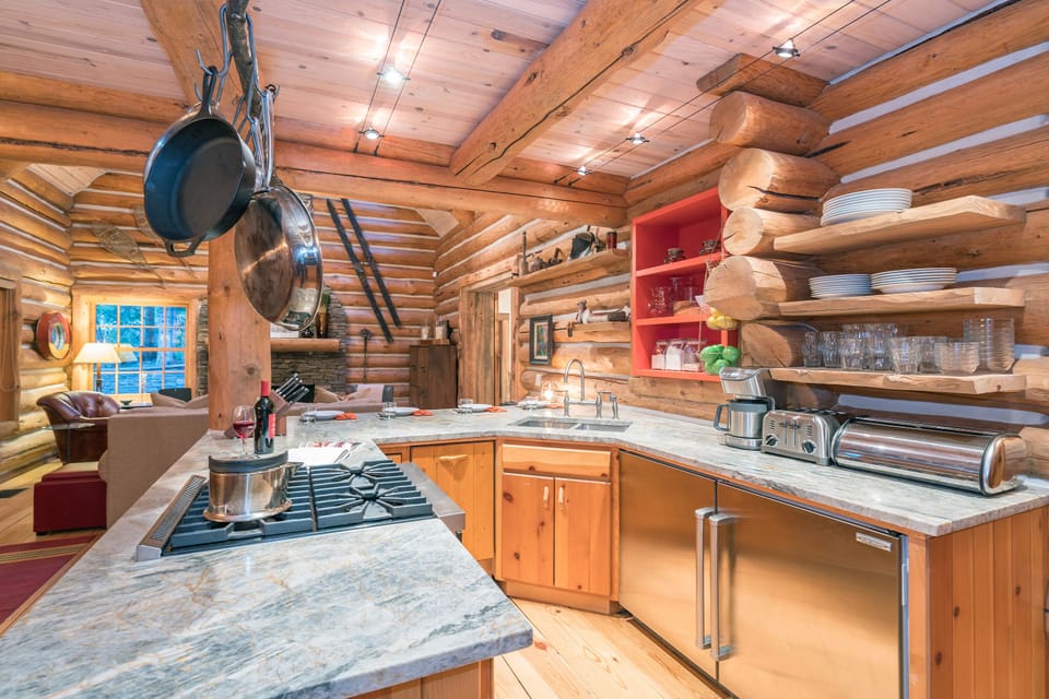 3.2-mountain-village-vacation-rental-yellow-brick-cabin-kitchen-alt-angle