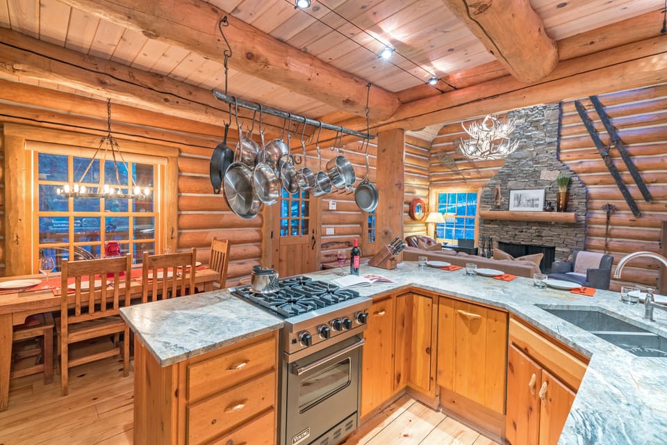 3.3-mountain-village-vacation-rental-yellow-brick-cabin-kitchen-to-dining