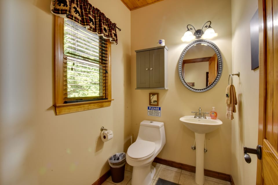 Half Bathroom | 1st Floor | Complimentary Toiletries | Towels Provided