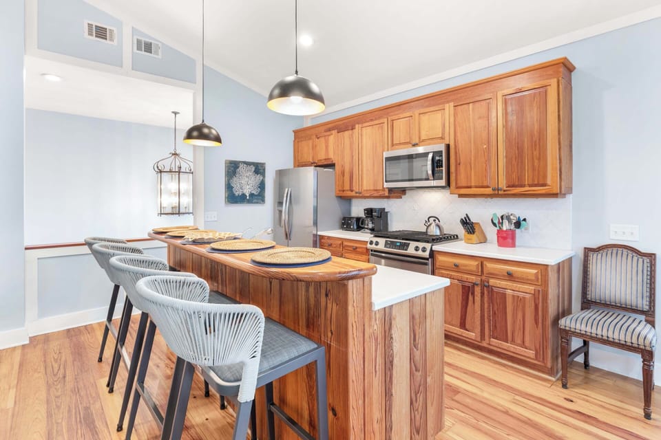Full Kitchen w. Breakfast Bar Seating for 3