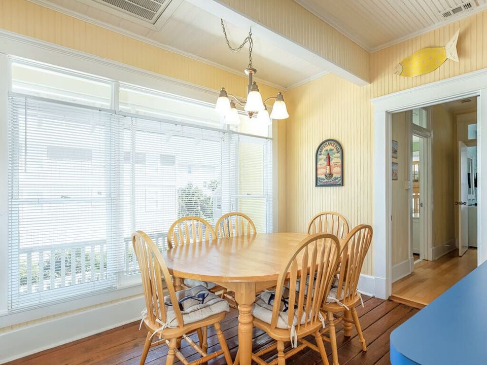  Dining area with seating for 4- Sea View 1	