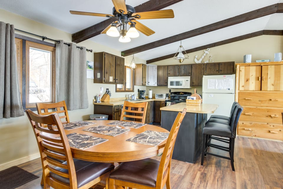 Dining Area | Dishes & Flatware Provided