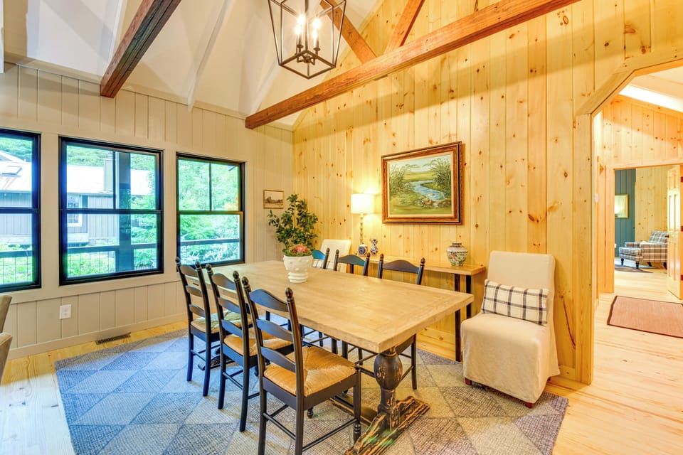 Dining Area | Dishes & Flatware Provided