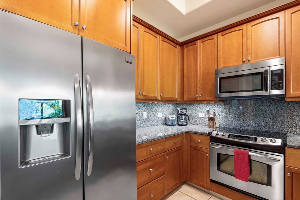 Well equipped gourmet kitchen with updated appliances