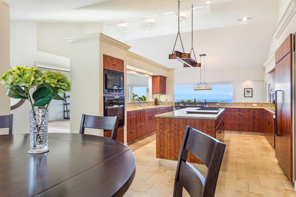 Table, Chairs, Kitchen Island, Oven, and Refrigerator