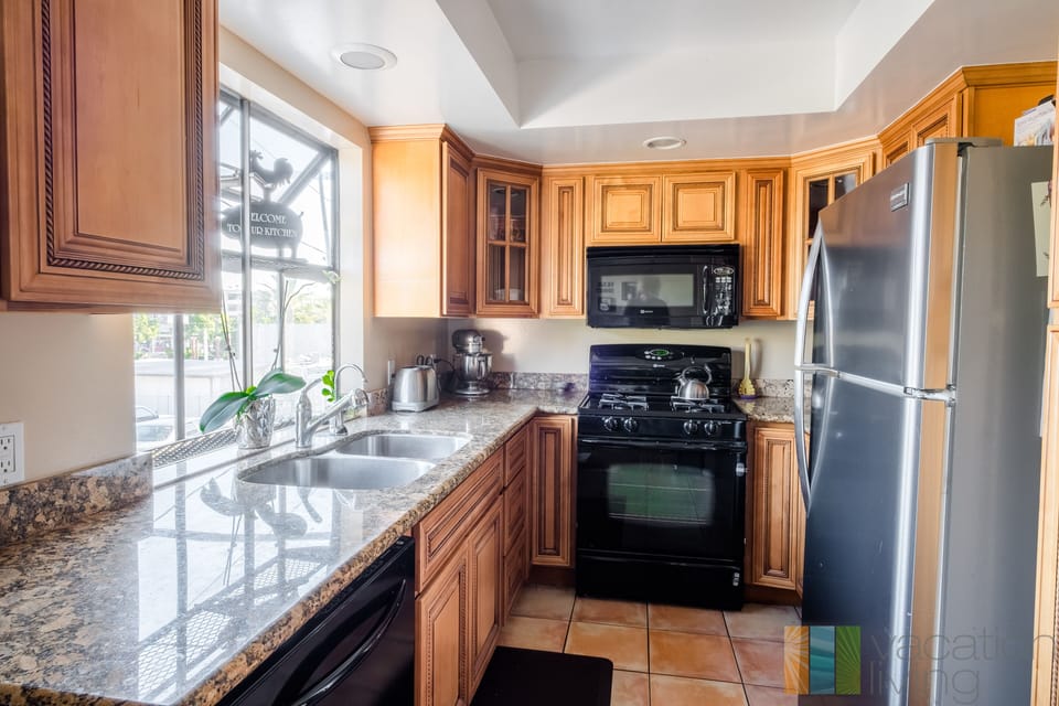 Great full kitchen with gas stove and dishwasher. - Great full kitchen with gas stove and dishwasher.