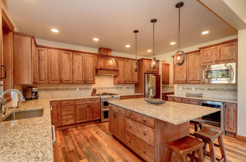 The Tilted Wagon in Suncadia - All Seasons Vacation Rentals - Large granite kitchen with stainless appliances.