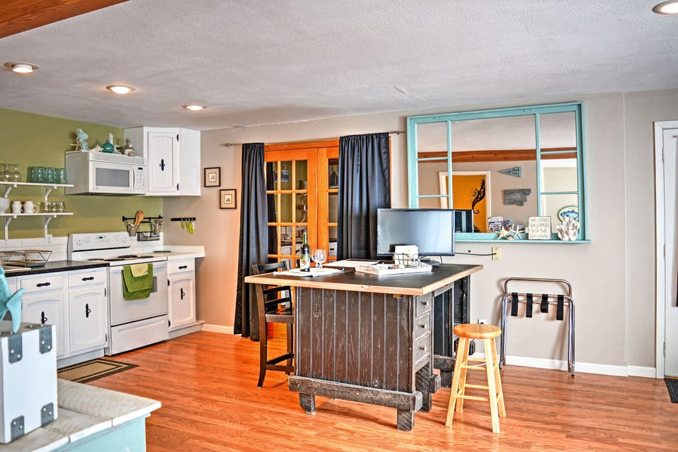Kitchen | Breakfast Bar Dining Space