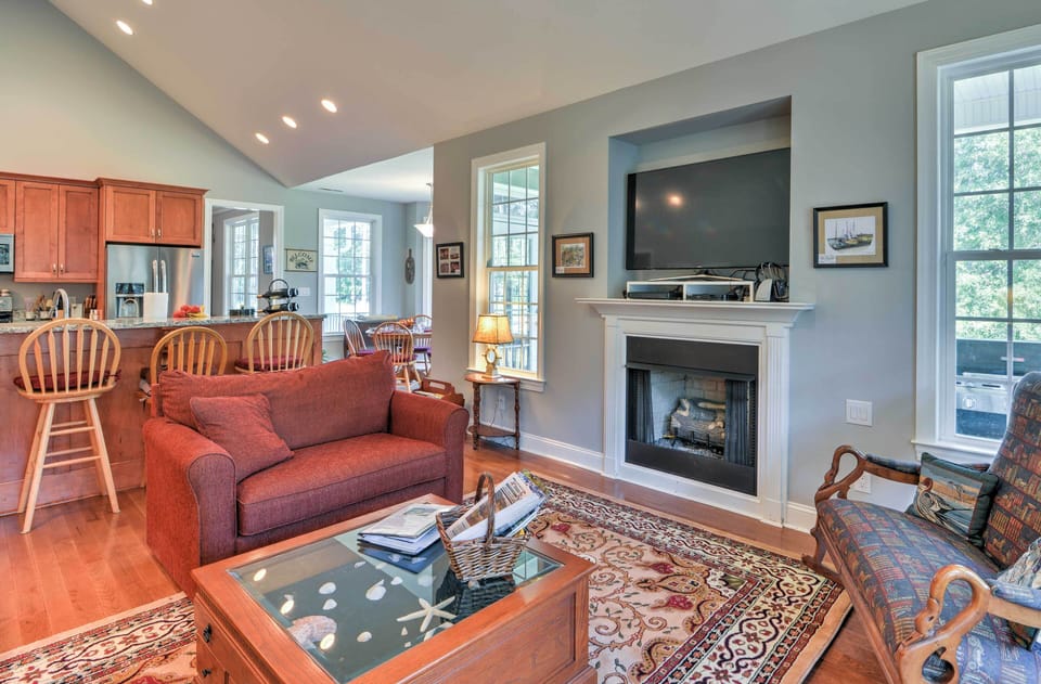 Living Room | Central A/C & Heating | Cable TV | Free WiFi