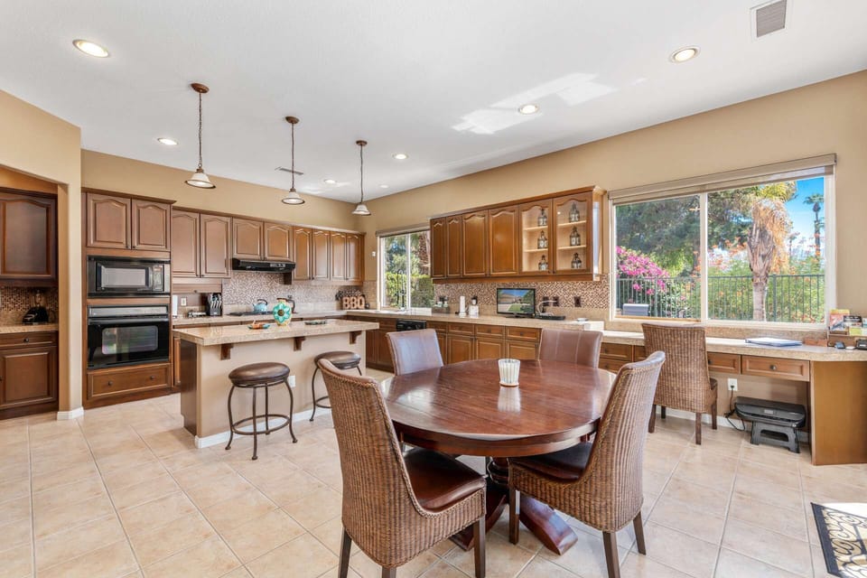 Huge kitchen ans casual dining area