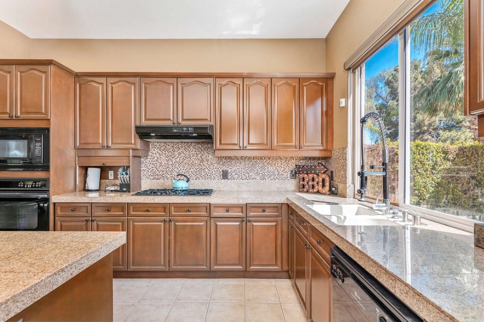 So much prep space in the kitchen!