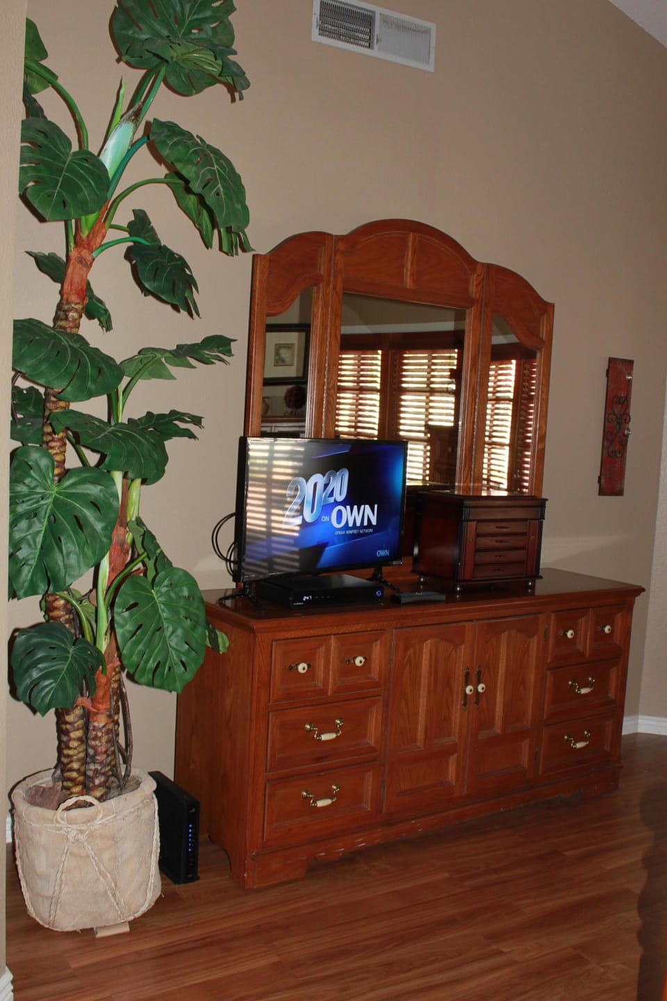 Master: TV w/COX Contour Cable