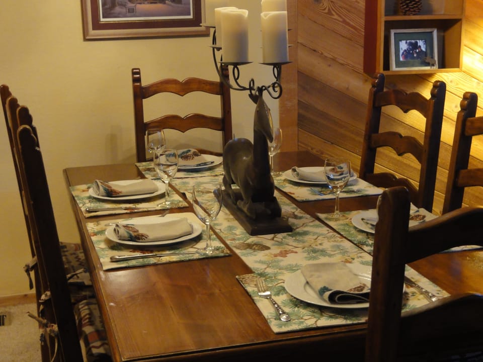 8 people at the table, 2 at the bar, = 10 for sit down dinner