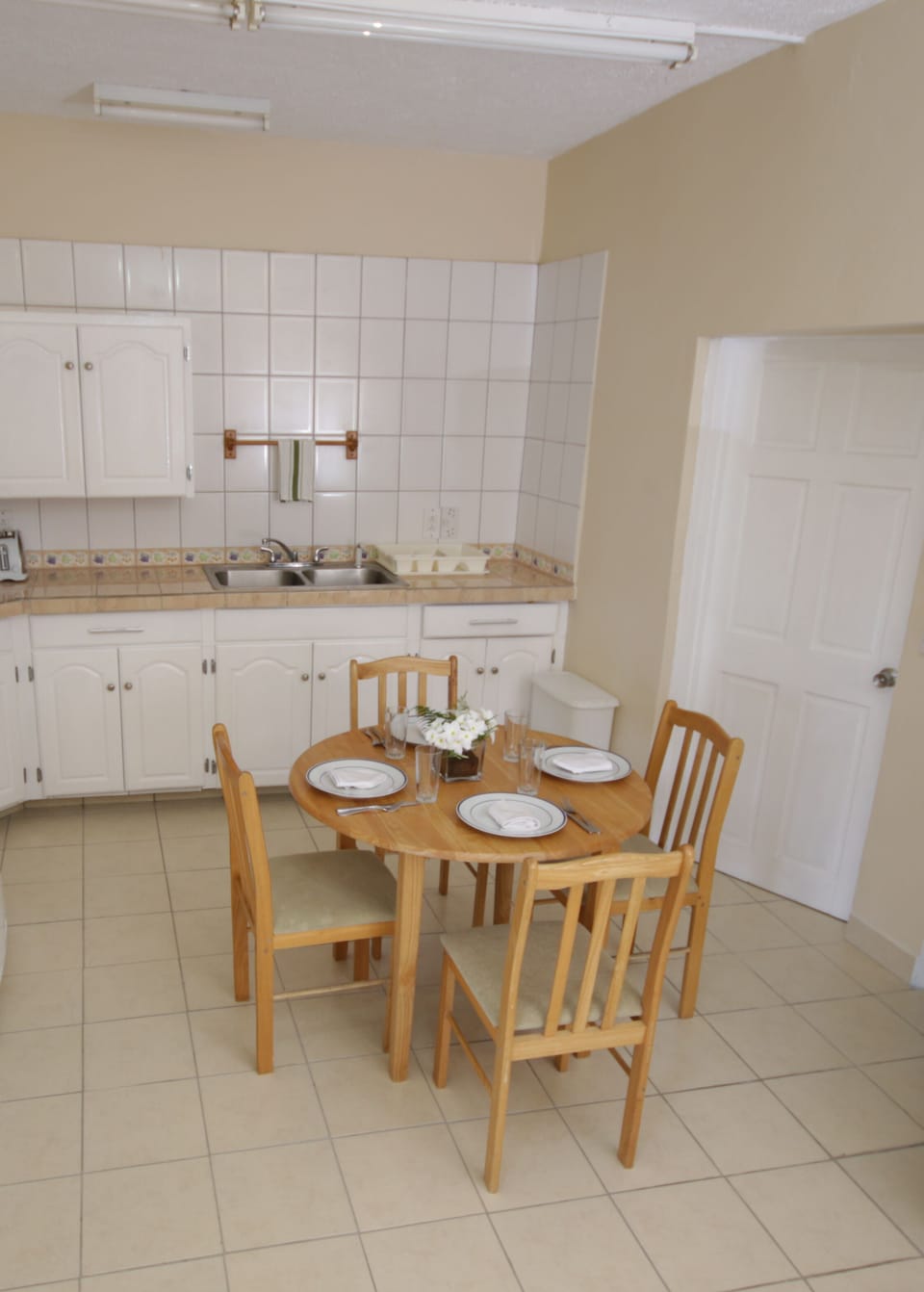 Dining area seats 4 persons