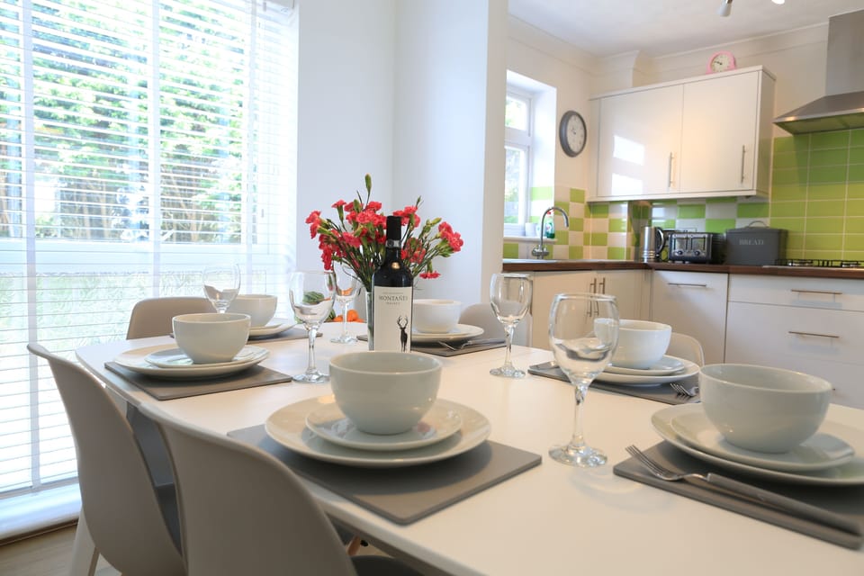 Kitchen/dining room with seating for 6