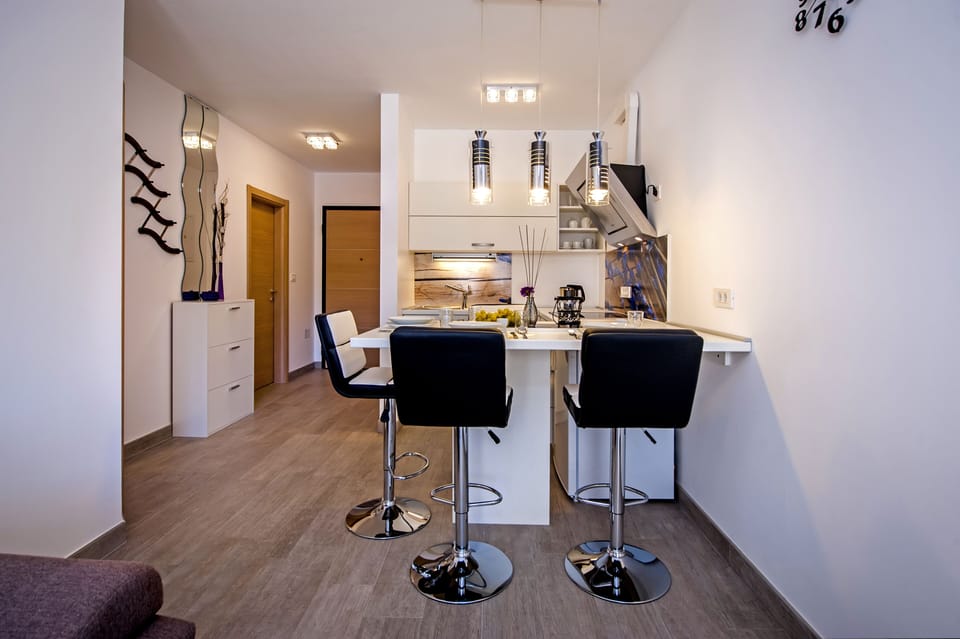 Four high chairs around the kitchen table will create some unforgettable moments