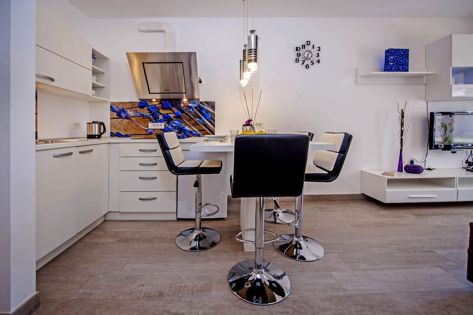 Four high chairs around the kitchen table will create some unforgettable moments