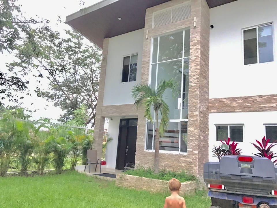 Luxurious Modern Home - A Walk to The Beach
