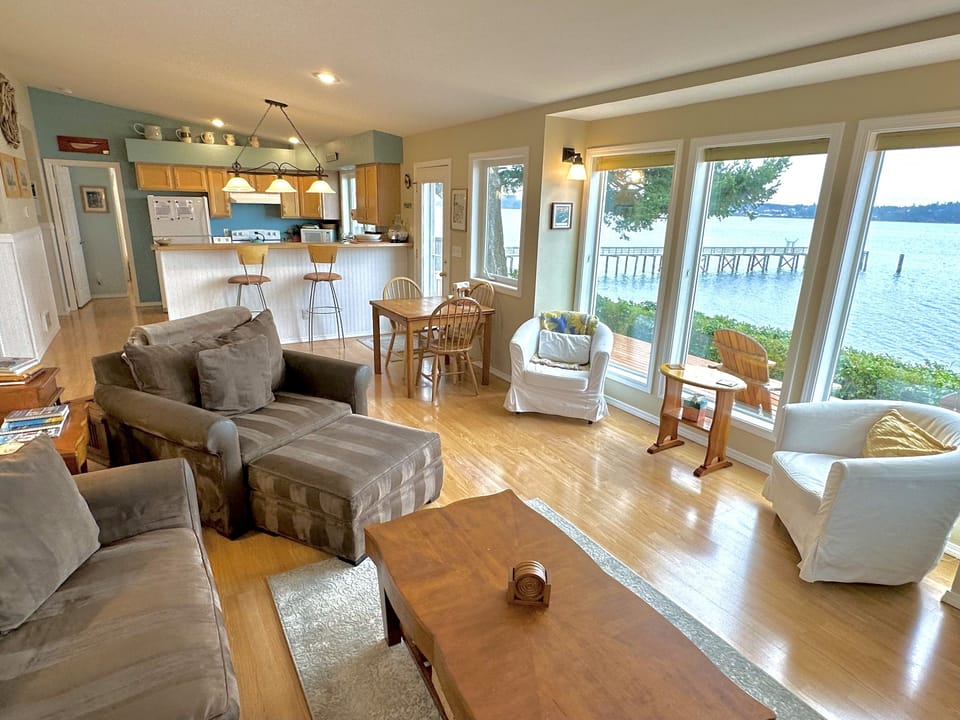 Great Room with front row seats to enjoy a book and watch the wildlife. 