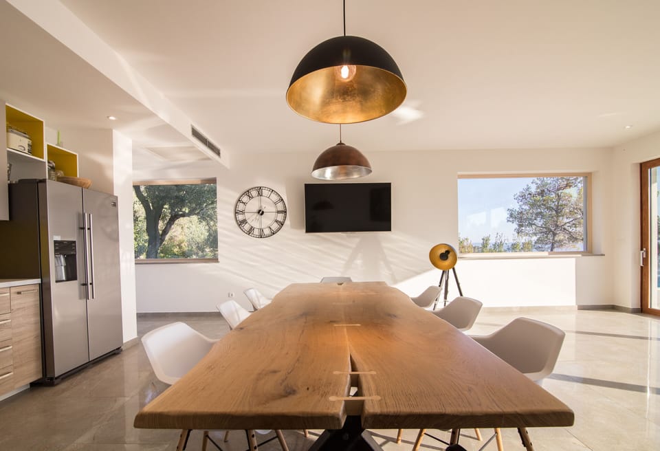 Dining room  with enought place on the table for 10 persons. Comfortable areas 