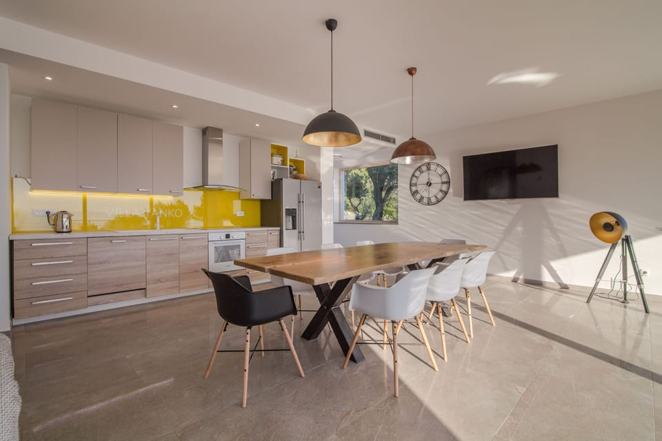 Kitchen and dinning room  are beautifully designed and equipped 