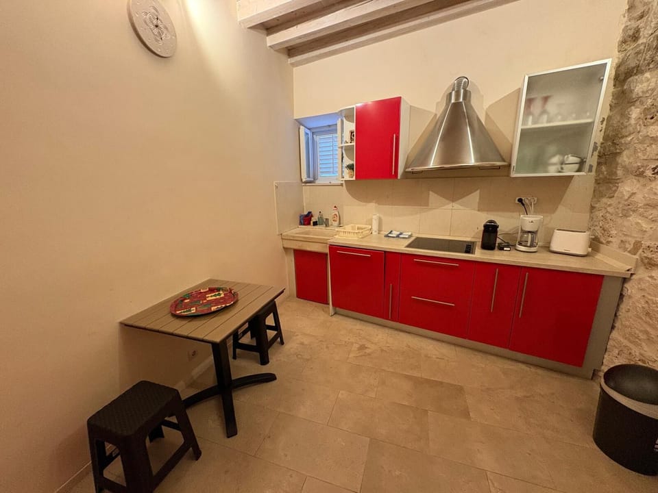 Fully equipped kitchen. Flat hub, dishwasher oven, fridge and microwave.