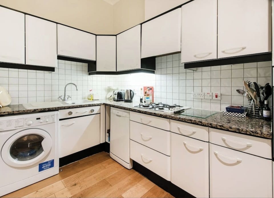 Fully equipped kitchen, with washer/dryer, oven, hob, and microwave.