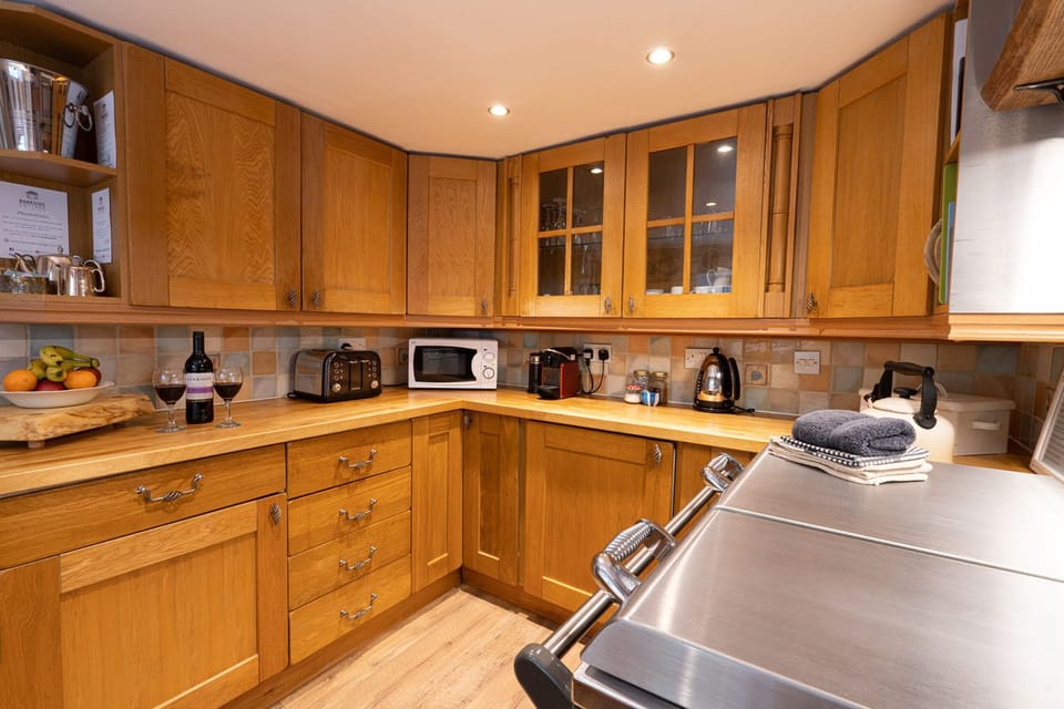 Kitchen with Everhot Cooker.