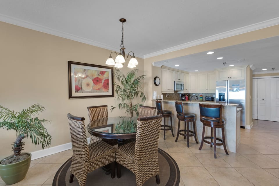 Dining plus eat-in bar seating