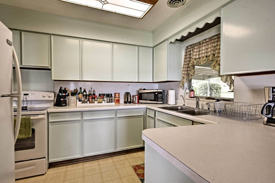 Fully Equipped Kitchen | Drip Coffee Maker | Full Knife Set