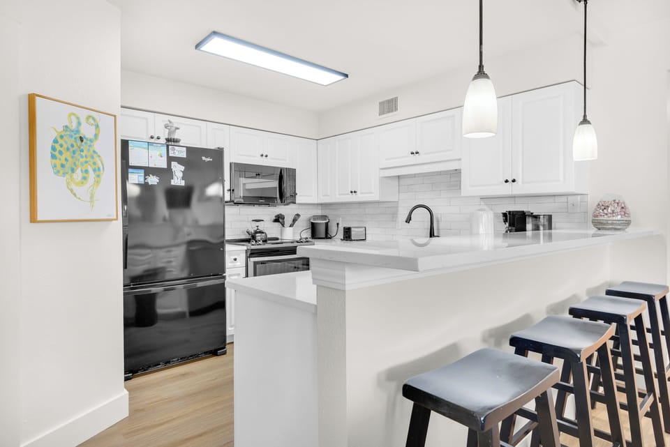 Eat-in kitchen bar seating