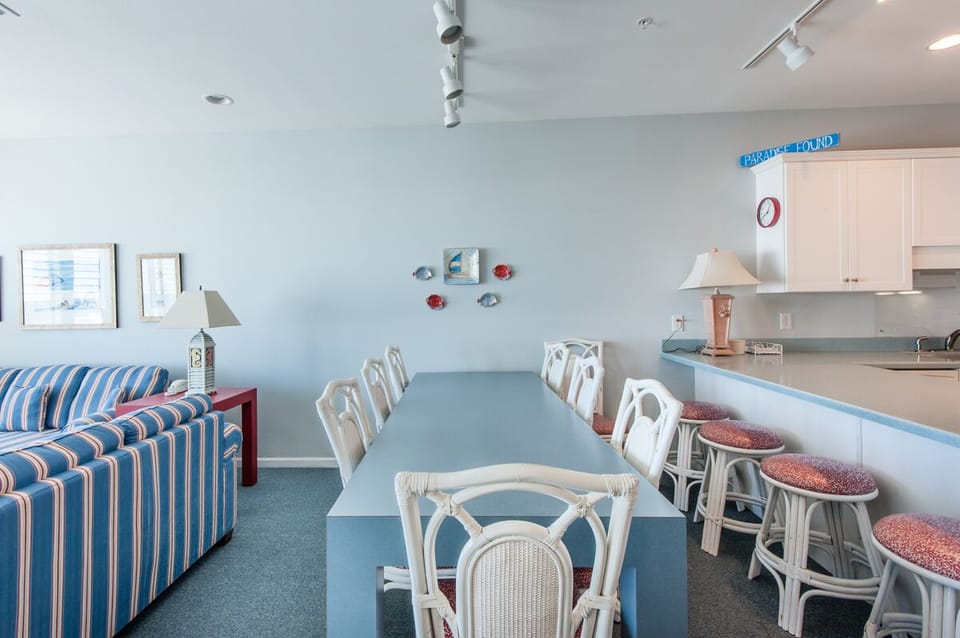 Eat-in bar provides additional seating