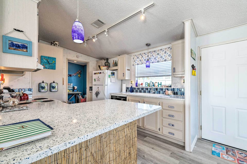 Fully Equipped Kitchen | Dishware & Glassware
