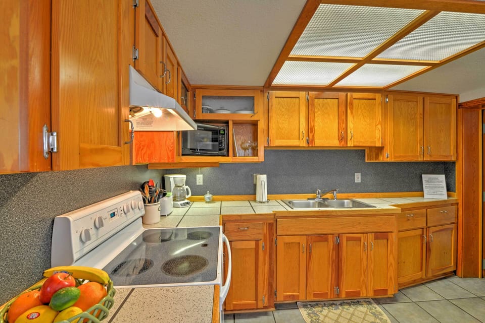 Kitchen | Coffee Maker | Toaster | Ice Maker | Crockpot | Spices