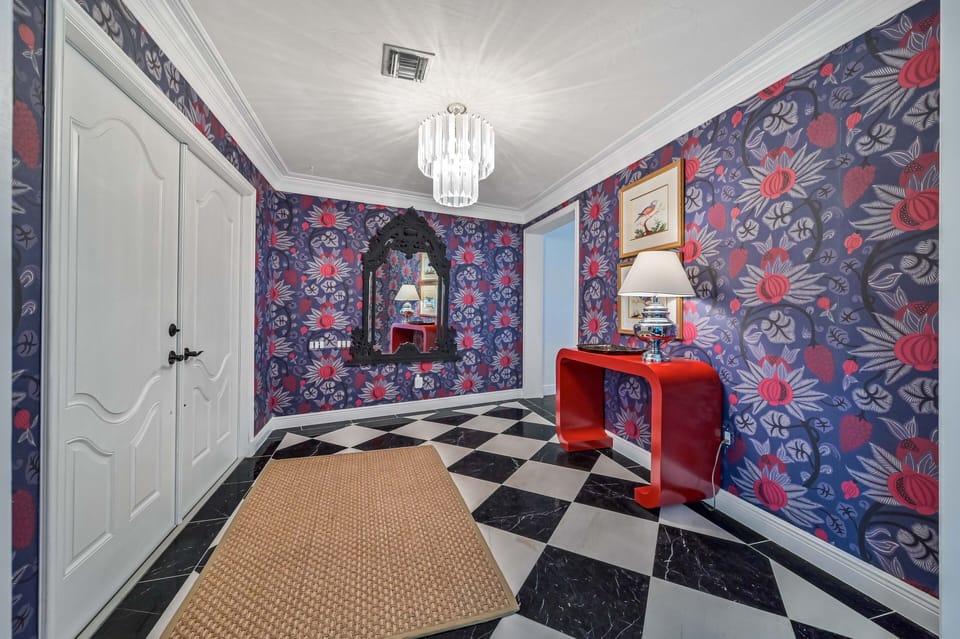 SWM28503 - The beautiful statement hallway invites you to this beautiful home!