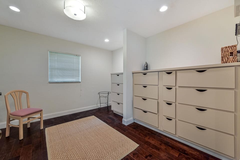 SW28503 - Spacious master closet