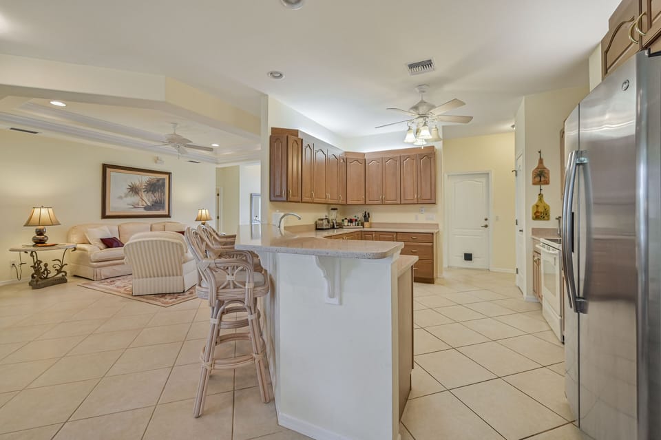 SW9872 - Fully equipped kitchen with breakfast bar