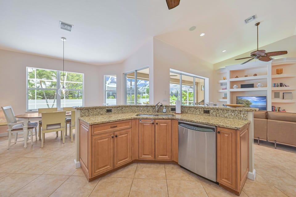 BS3599 - Fully equipped kitchen with breakfast bar