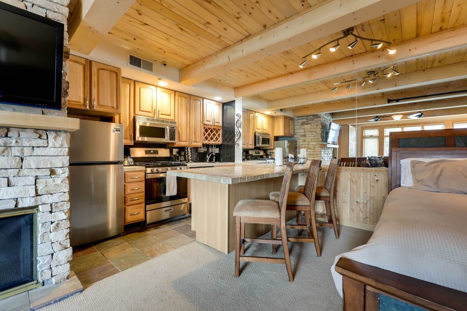 Kitchen | Stove/Oven | Fully Equipped | Standard Drip Coffee Maker