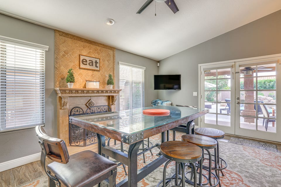 Dining Room | Cable TV | Fireplace