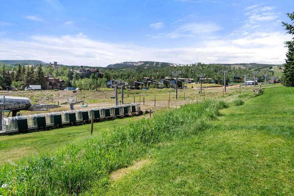 Just steps from the condo you can access the children's ski school, Fanny Hill 6 pack lift or Elk Camp Gondola.