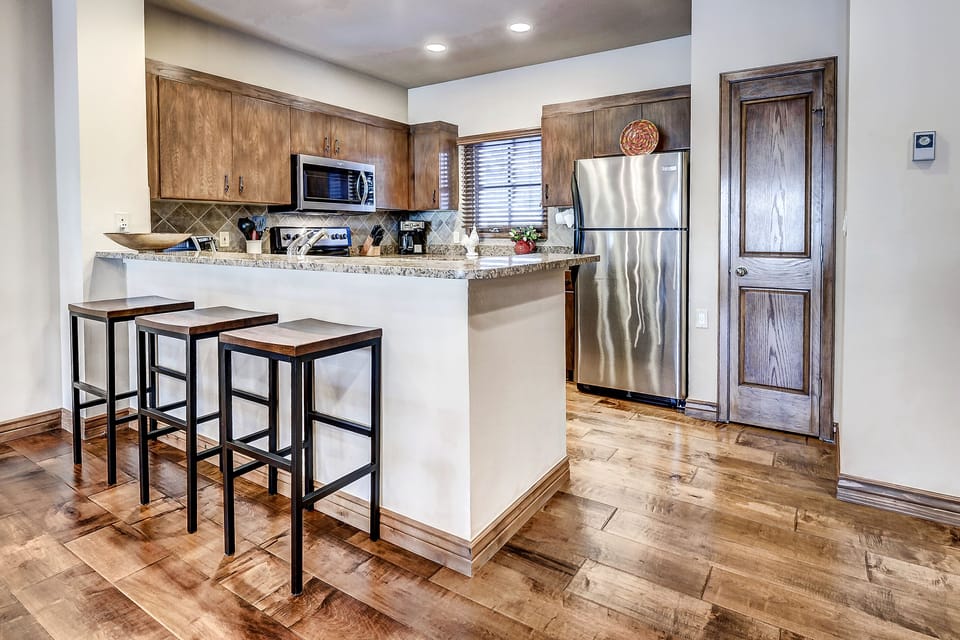 Kitchen With Breakfast Bar Seating