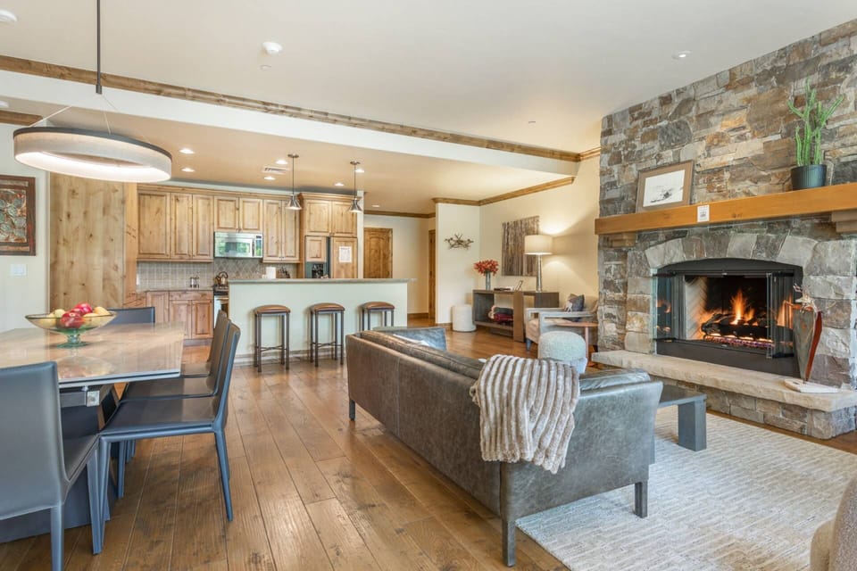 The open floor plan combines kitchen, dining and living room.