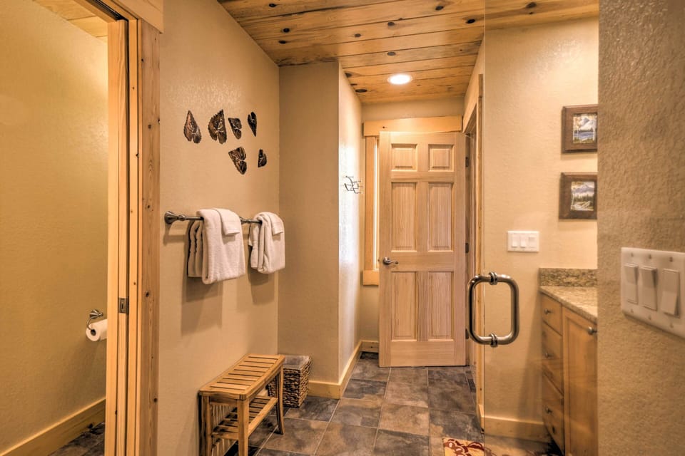 En-Suite Bathroom | Hallway Connection