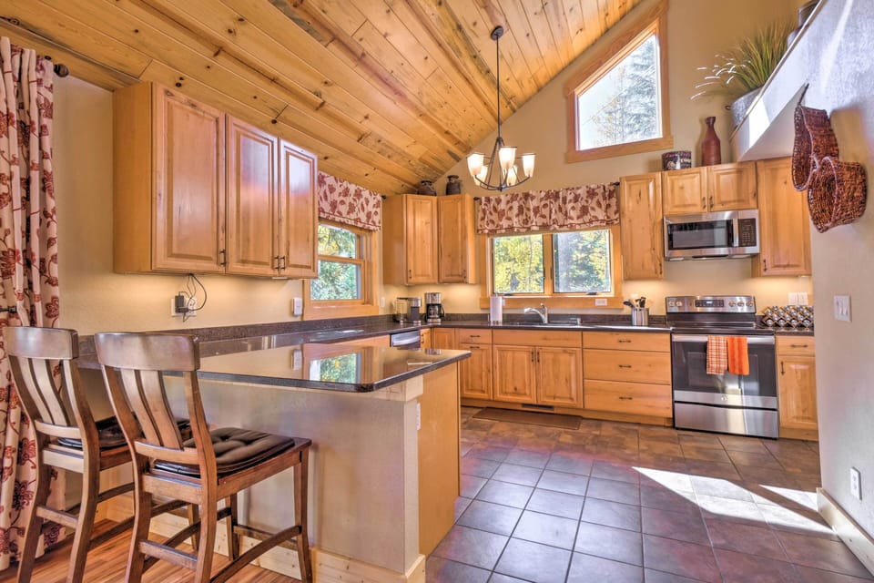 Kitchen | Fully Equipped w/ Cooking Basics | Keurig Coffee Machine
