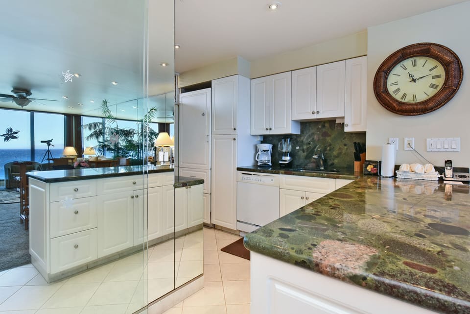 Now, on to the the fully equipped kitchen.