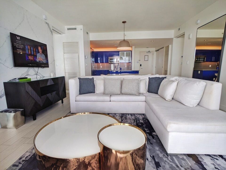Living room: TV-Premium channels CNN, ESPN