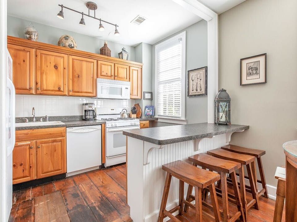 Kitchen w. Breakfast Bar